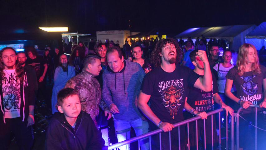 Am Wochenende präsentierte sich das kleine Dörfchen Wallesau einmal mehr ziemlich "blau". Es war wieder Zeit für das gleichnamige Festival mit heftigen Rumps-Faktor, das bereits zum 15. Mal stattfand. Ein Grund mehr, es mit dementsprechend auch 15 Bands ordentlich krachen zu lassen. Der Headliner des zweitätigen Musikfestivals war die Nürnberger Alternative Metal-Band "Meloco".