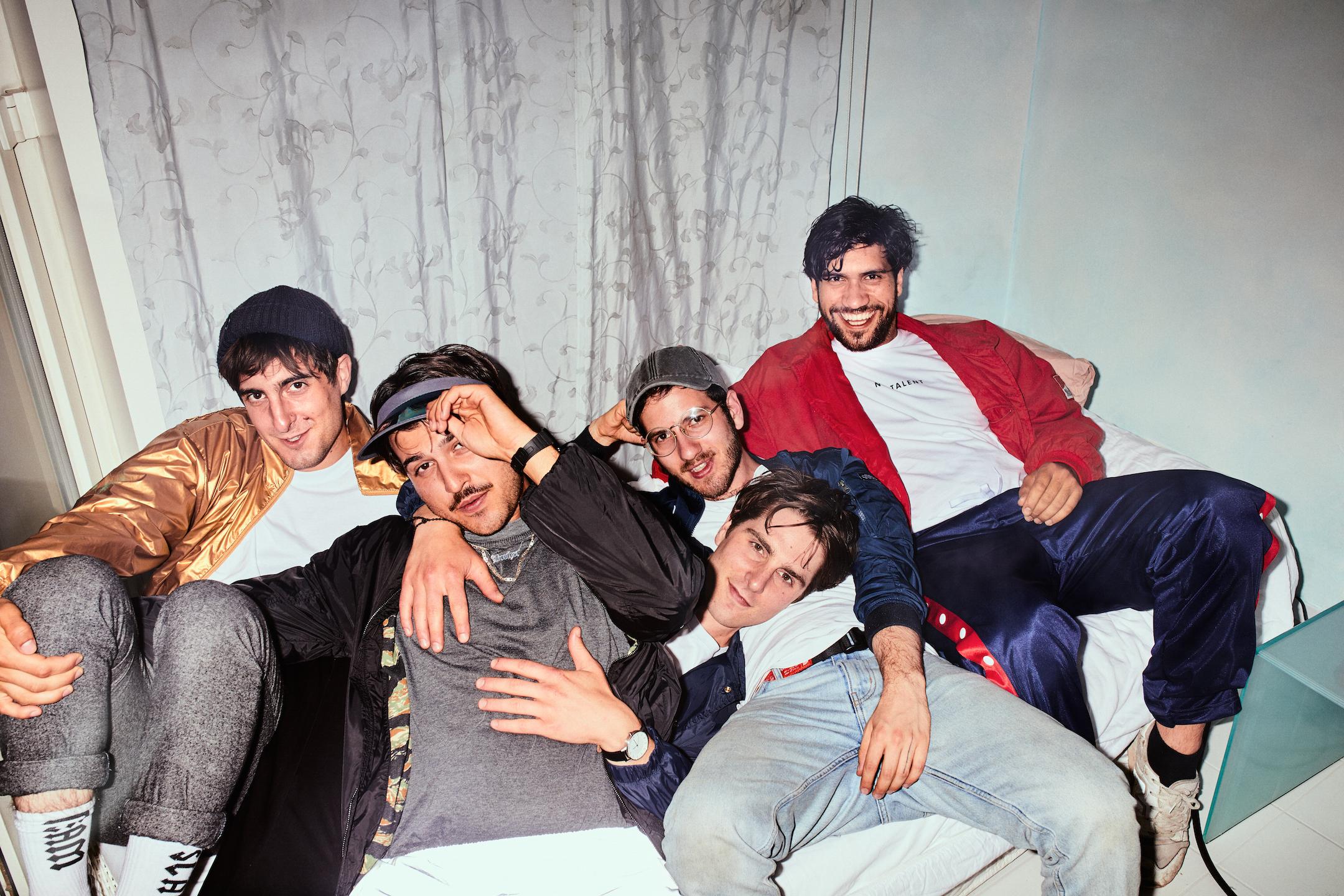 Hinter den Leoniden verstecken sich die Brüder Lennart und Felix Eicke, Sänger Jakob Amr, Djamin Izadi und JP Neumann. Ihre Songs sind laut Nürnberg.Pop ein irres Feuerwerk, sie mischen Punk und Grunge kongenial mit Elementen aus Funk und Soul. Spielort: Heilig-Geist-Saal - Spielzeit: 19 Uhr. Hinter den Leoniden verstecken sich die Brüder Lennart und Felix Eicke, Sänger Jakob Amr, Djamin Izadi und JP Neumann. Ihre Songs sind laut Nürnberg.Pop ein irres Feuerwerk, sie mischen Punk und Grunge kongenial mit Elementen aus Funk und Soul. Spielort: Heilig-Geist-Saal - Spielzeit: 19 Uhr.