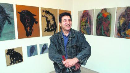 Wütend über die Ungerechtigkeiten in der Welt: Der deutsch-persische Künstler Akbar Akbarpour stellt seine neuen Bilder im eigenen Atelier aus. Wütend über die Ungerechtigkeiten in der Welt: Der deutsch-persische Künstler Akbar Akbarpour stellt seine neuen Bilder im eigenen Atelier aus.
