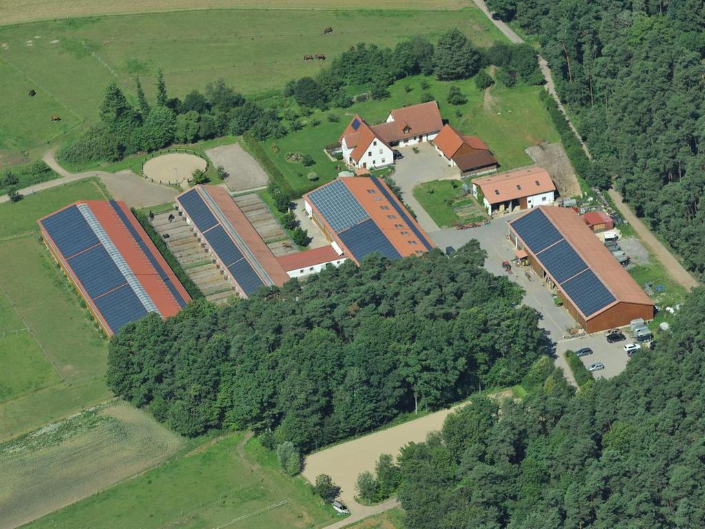 Viele Dächer im Landkreis sind — wie bei diesem Gut in Eckental — bereits mit Solaranlagen bestückt, doch soll der Anteil an der Stromversorgung noch deutlich erhöht werden.