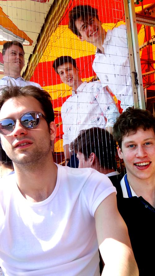 NeuPop nennen Delamotte ihre Musikrichtung – eine Anlehnung an die Neue Deutsche Welle, deren Experimentierfreude und Selbstironie auf ihrer ersten EP "Sieben Leben" deutlich zu hören ist. Spielort: Kater Murr - Spielzeit: 19.45 Uhr. NeuPop nennen Delamotte ihre Musikrichtung – eine Anlehnung an die Neue Deutsche Welle, deren Experimentierfreude und Selbstironie auf ihrer ersten EP "Sieben Leben" deutlich zu hören ist. Spielort: Kater Murr - Spielzeit: 19.45 Uhr.