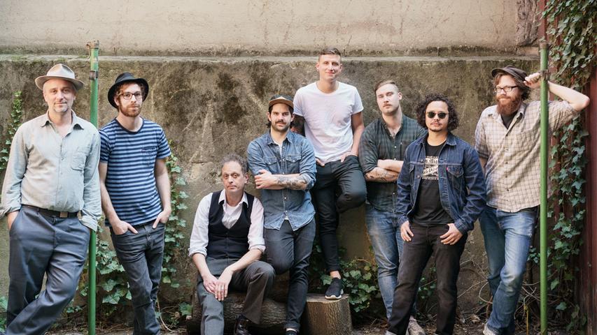 Folk’s Worst Nightmare ist ein Künstler-Kollektiv, in dem sich Musiker von The Black Elephant Band, The Devil´s Dandy Dude, Brickwater, Chris Padera, John Steam Jr., Reverend Reefer, Martti Mäkkelä und Tjian versammeln, um gemeinsam ihrer Liebe zu Folk-Punk, Trash-Country, Antifolk und Blues zu frönen. Spielort: Neues Museum - Spielzeit: 20 Uhr, 22 Uhr & 0 Uhr. Folk’s Worst Nightmare ist ein Künstler-Kollektiv, in dem sich Musiker von The Black Elephant Band, The Devil´s Dandy Dude, Brickwater, Chris Padera, John Steam Jr., Reverend Reefer, Martti Mäkkelä und Tjian versammeln, um gemeinsam ihrer Liebe zu Folk-Punk, Trash-Country, Antifolk und Blues zu frönen. Spielort: Neues Museum - Spielzeit: 20 Uhr, 22 Uhr & 0 Uhr.