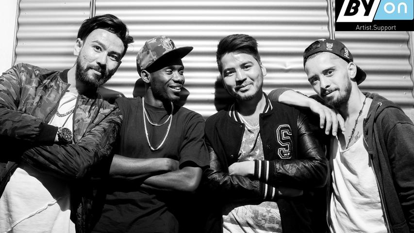Refugee Rap Squad ist eine internationale Rap Gang rund um den Regensburger Rapper Maniac: Verschiedene Jungs aus verschiedenen Ländern – Afghanistan, Syrien, Senegal - rappen mit verschiedenen Slangs. Da ist auch mal ein bisschen bayrisch mit drin oder ein deutscher Refrain. Spielort: Kantine gegenüber dem K4 Künstlerhaus - Spielzeit: 23.30 Uhr. Refugee Rap Squad ist eine internationale Rap Gang rund um den Regensburger Rapper Maniac: Verschiedene Jungs aus verschiedenen Ländern – Afghanistan, Syrien, Senegal - rappen mit verschiedenen Slangs. Da ist auch mal ein bisschen bayrisch mit drin oder ein deutscher Refrain. Spielort: Kantine gegenüber dem K4 Künstlerhaus - Spielzeit: 23.30 Uhr.