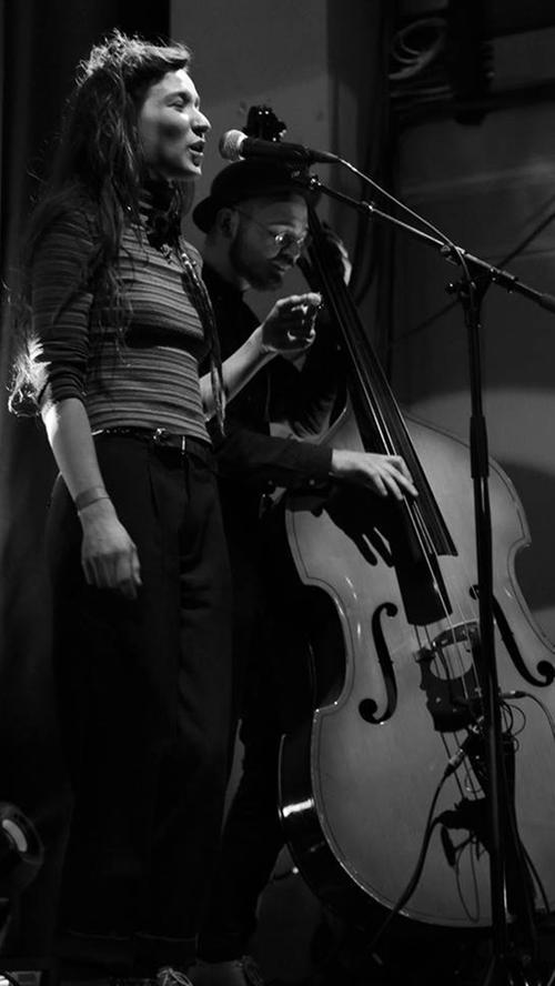 Zwischen heiter und wolkig entsteht mit Kontrabass und Stimme ein charmantes Zwei-Mensch-Orchester. Spielort: Kater Murr - Spielzeit: 21.55 Uhr. Zwischen heiter und wolkig entsteht mit Kontrabass und Stimme ein charmantes Zwei-Mensch-Orchester. Spielort: Kater Murr - Spielzeit: 21.55 Uhr.