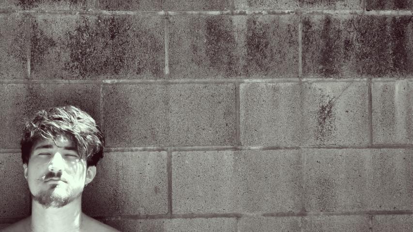 Folkiger Singer-Songwriter Sound: The Naked King versucht, nur mit Gitarre und Stimme ausgerüstet, in jedem seiner Songs eine ganz eigene Atmosphäre zu schaffen, in der man sich ein paar Minuten zwischen Melancholie und Ironie wohlfühlen kann. Spielort: Kater Murr - Spielzeit: 20.45 Uhr. Folkiger Singer-Songwriter Sound: The Naked King versucht, nur mit Gitarre und Stimme ausgerüstet, in jedem seiner Songs eine ganz eigene Atmosphäre zu schaffen, in der man sich ein paar Minuten zwischen Melancholie und Ironie wohlfühlen kann. Spielort: Kater Murr - Spielzeit: 20.45 Uhr.
