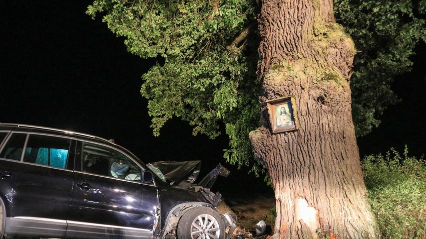 Tödlicher Unfall im Landkreis Bamberg: Auto kracht gegen Baum