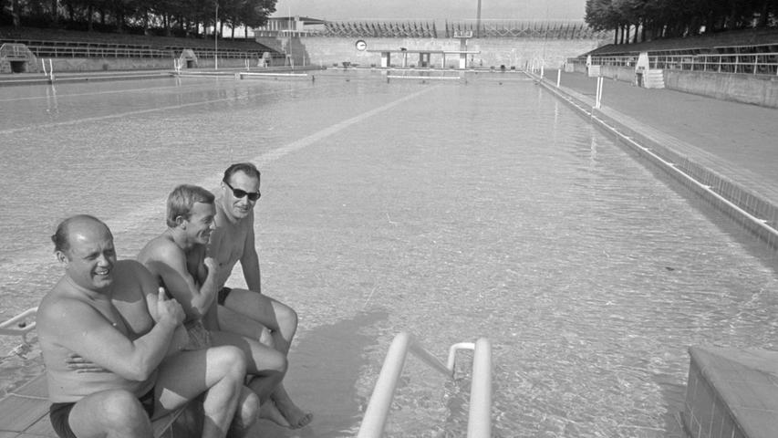 Die drei Männer frösteln allein schon bei dem Gedanken, in das leere Becken des Stadionbades zu springen. Sie gehören zu den wenigen Unentwegten, die trotzdem jeden Sonnenstrahl nutzen. Hier geht es zum Kalenderblatt vom 13. September 1968: Schwimmbäder erlebten Pleite