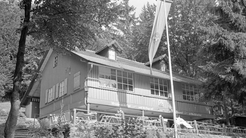 Auf eigenem Grund und Boden steht das Naturfreundehaus am Falkenberg bei Artelshofen, das 1927 gebaut worden ist. 110 m hoch gelegen, gilt es als ein idealer Stützpunkt für die Wanderer.  Hier geht es zum Kalenderblatt vom 14. September 1968: Ein Bootshaus in Sicht