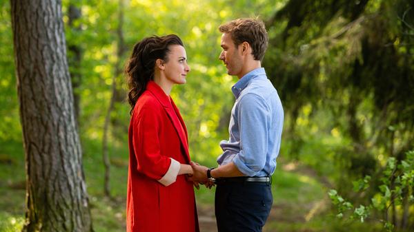 Während der "Tatort" im Ersten am Sonntag zur besten Sendezeit den Puls von Millionen Fernsehenden nach oben treibt, liefert das ZDF ein beruhigendes Kontrastprogramm. Stellvertretend für die Sonntags-Schmonzetten im Zweiten soll die Fernsehfilmreihe "Inga Lindström" genannt werden, in der die Liebes- und Familiengeschichten Christiane Sadlos vor der Kulisse Schwedens verarbeitet werden. Seit dem Jahr 2003 liegt die Zahl neuer "Inga Lindström"-Filme am ZDF-Sonntag im hohen zweistelligen Bereich. Die Schnulzen sind dabei noch einen Tick beliebter als "Rosamunde Pilcher"-Filme, die den gleichen Sendeplatz besetzen. In den Nuller Jahren schalteten noch häufig über sieben Millionen Menschen ein. Seit einigen Jahren wenden sich Fernsehzuschauer aber immer mehr ab. Mittlerweile erreichen Erstausstrahlungen noch knapp fünf Millionen Personen.