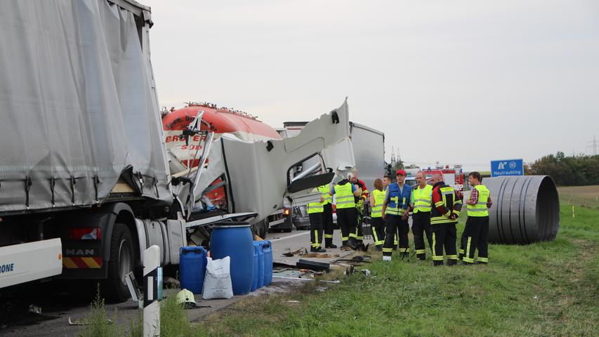 Tödlicher Unfall auf A3: 40-Tonner fährt auf Sattelzug