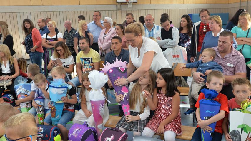 In der Turnhalle der Grundschule an der Bräugasse wurde es mit den versammelten Familien und Kindern ganz schön voll.