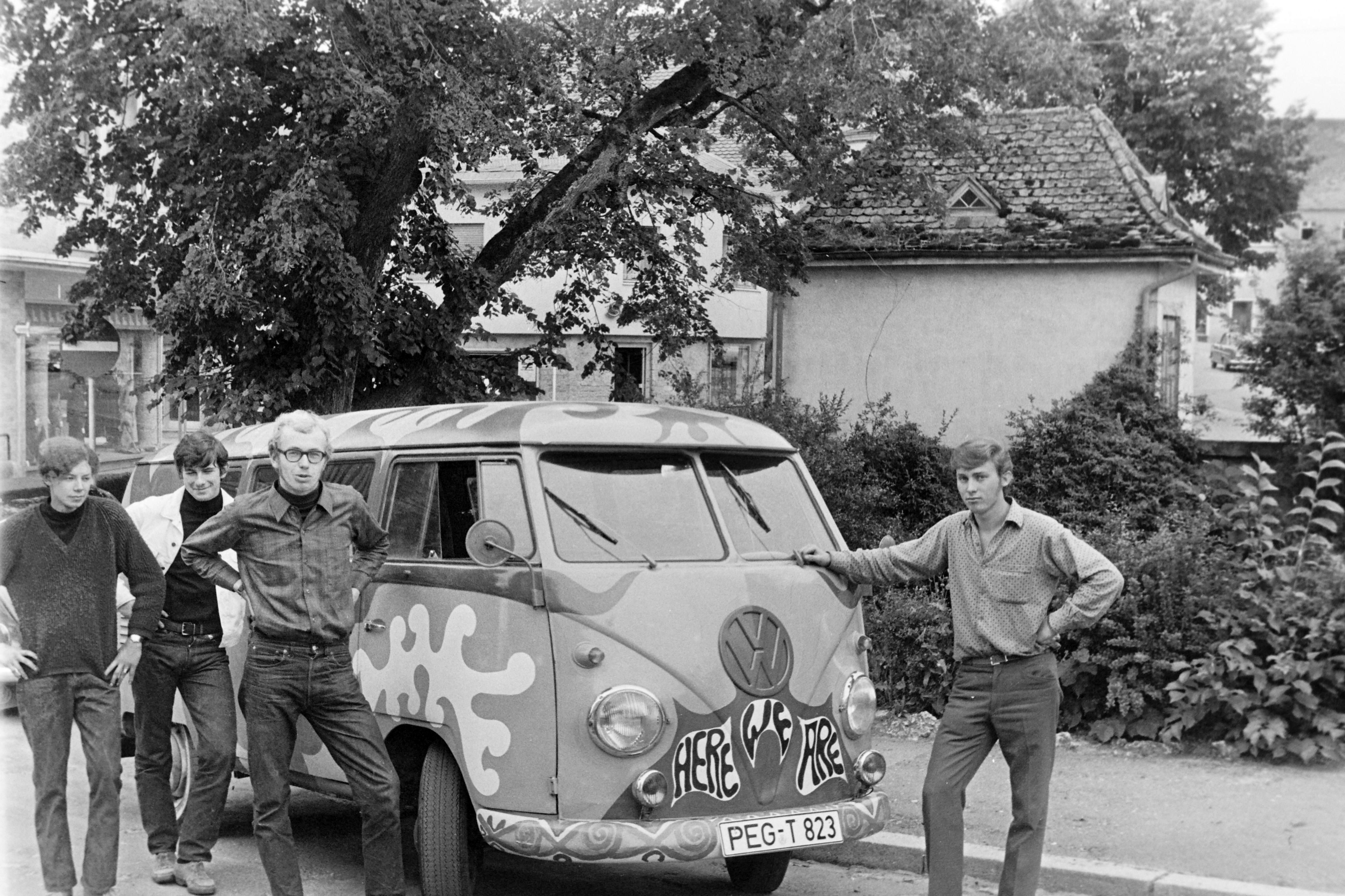 Spontane Trips nach England, ins Mutterland des Beat und des Fußballs, waren vor Jahrzehnten das "non plus ultra" bei der Pegnitzer Jugend. Hierfür musste natürlich der zur Reise verwendete VW-Bus entsprechend präpariert werden. Die kultigsten Oldtimer haben wir hier für Sie zusammengestellt.