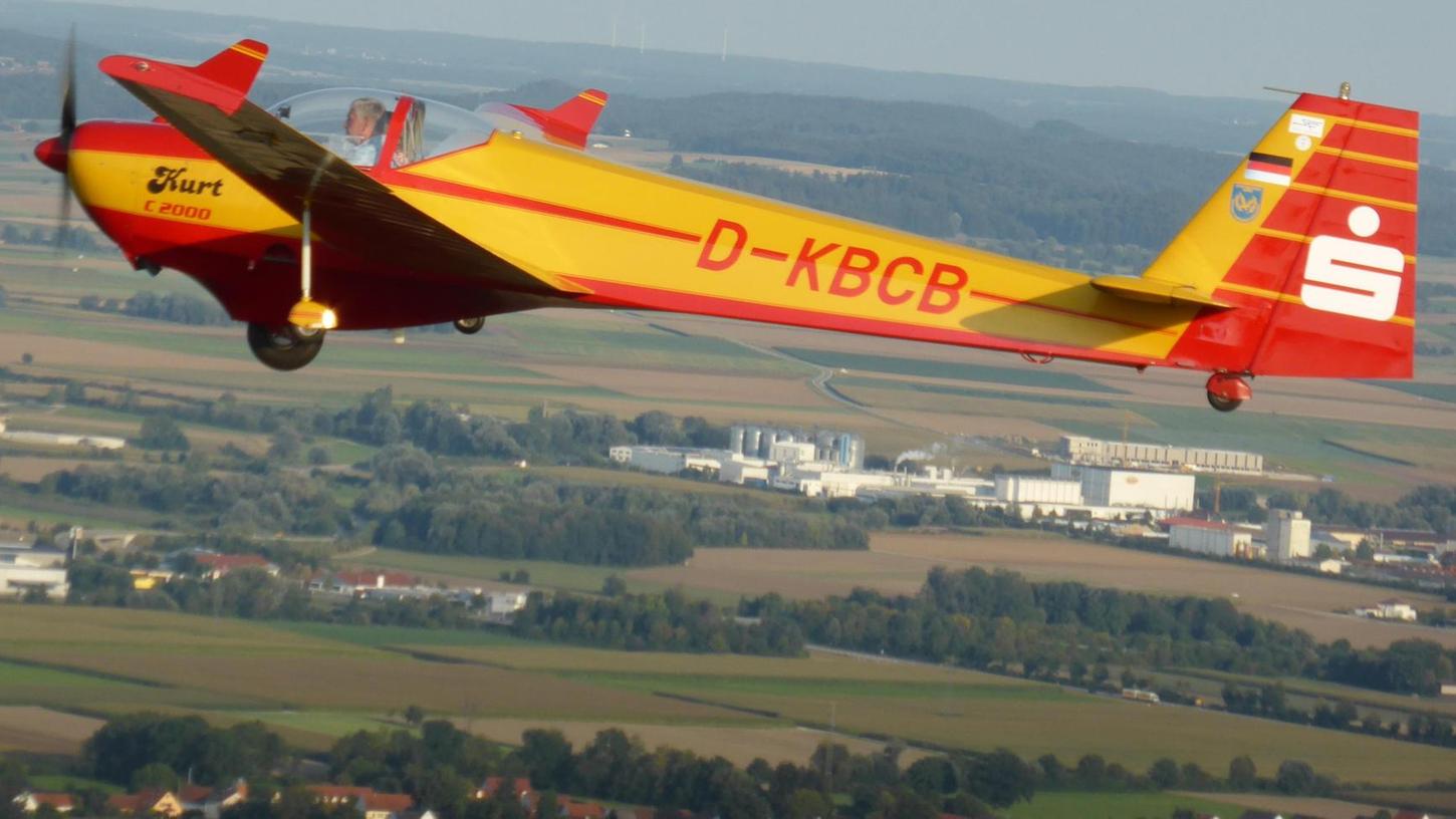 Das Bild zeigt den Piloten und Vereinsvorsitzenden Johann Wagner aus Pölling beim Flug.