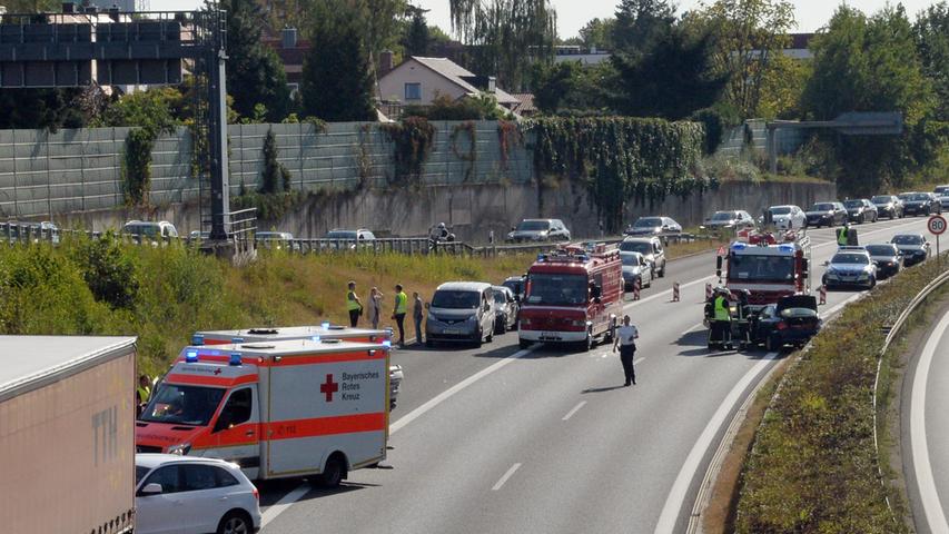Unfall auf A73 in Erlangen: Auto landet auf Dach