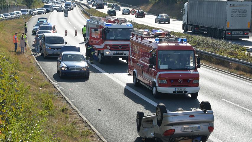 Unfall auf A73 in Erlangen: Auto landet auf Dach