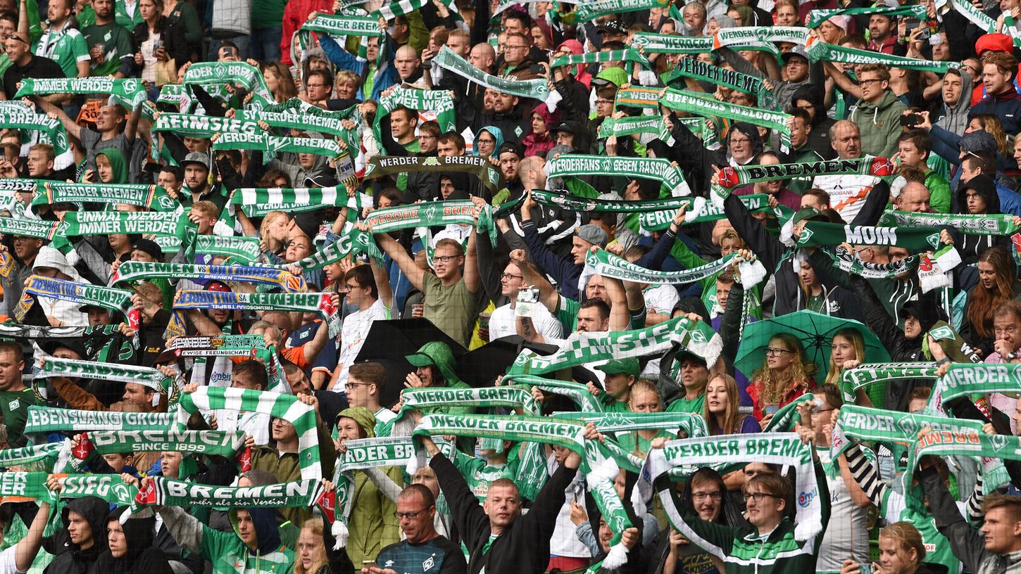 Immer wieder werden im Bremer Fanblock Schals mit der Aufschrift "Werderfans gegen Rassismus hochgehalten". Am Sonntag sollen es besonders viele werden.