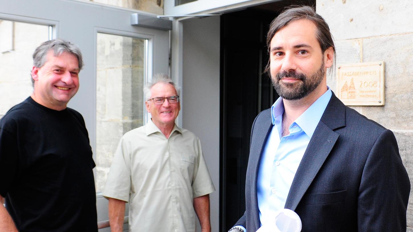 Die Stadtratskollegen – hier, von links, Ludwig Preusch und Albrecht Waasner (beide FW) – warten auf seinen Report: Sebastian Körber (rechts) vor der Vorstellung seines Berichts zur Rathaussanierung im Juni dieses Jahres.