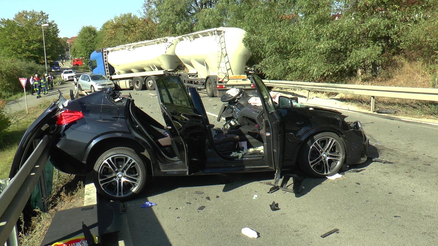 Die Feuerwehr musste das Dach des BMW abtrennen, um den 62-jährigen Fahrer aus seinem Wagen zu befreien.