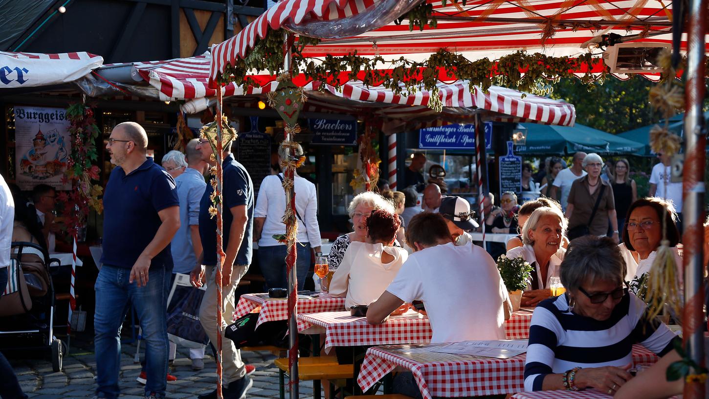 Beim Altstadtfest verwandelt sich die Insel Schütt in ein Hüttenstadt mit vielen kleinen Biergärten.