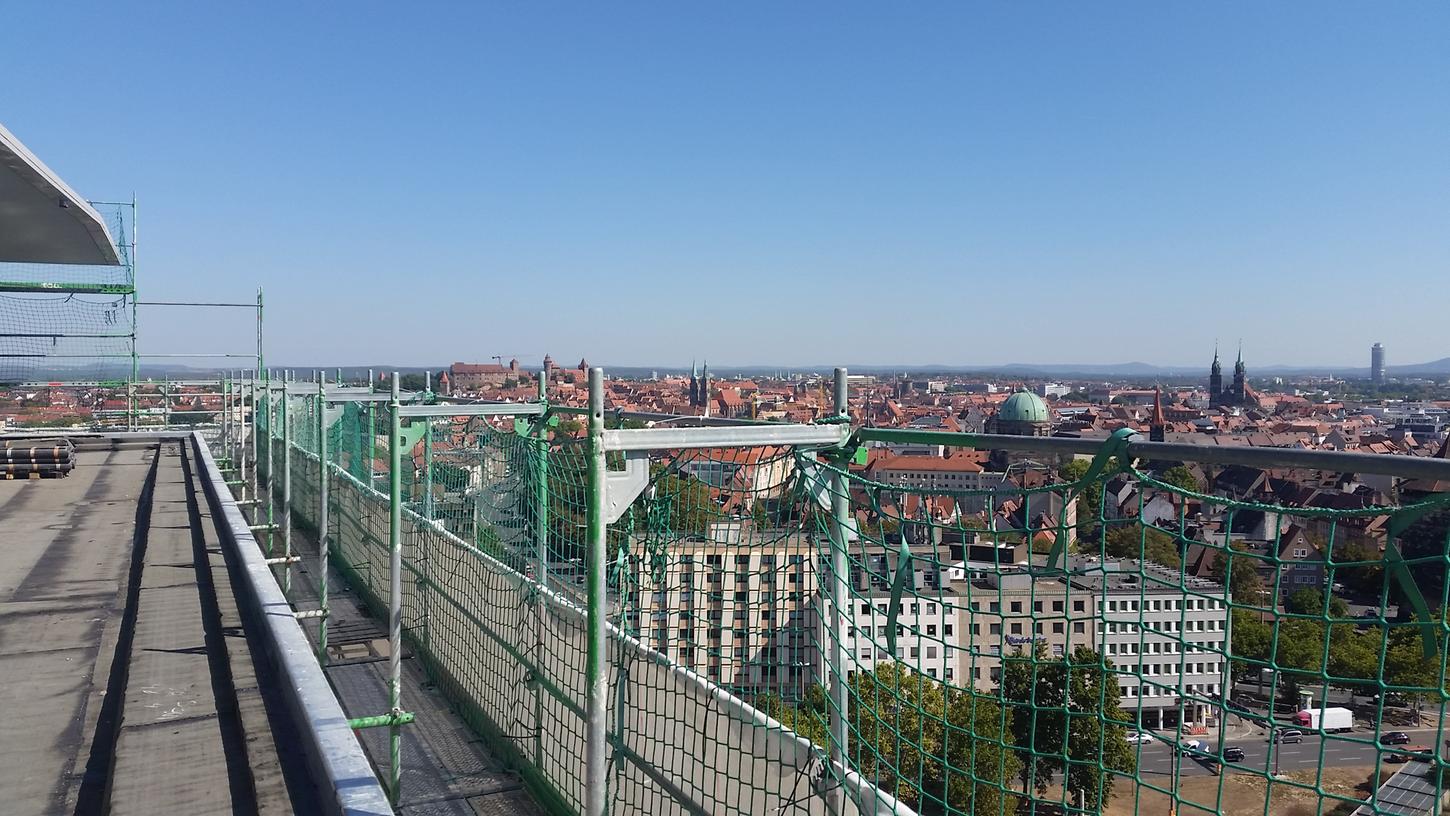 Auf Nürnbergs höchster Baustelle geht es voran: Das Plärrer-Hochhaus wird derzeit mit 1600 ockergelben Betonplatte versehen.