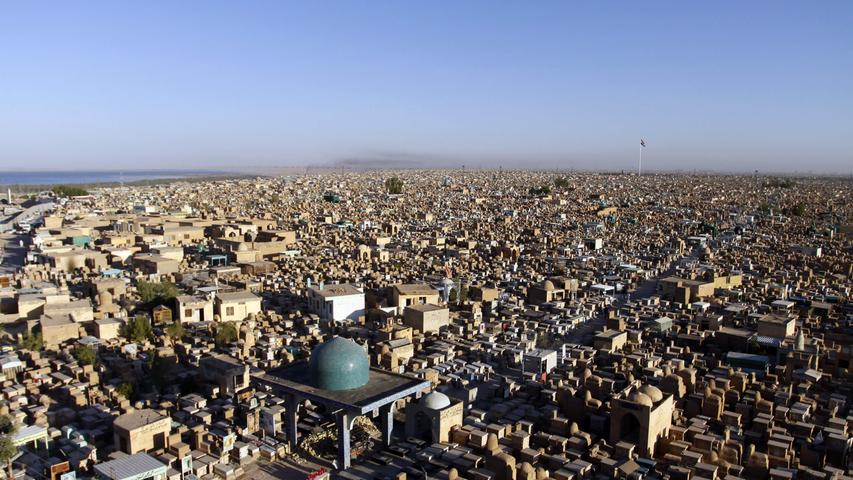 Der Friedhof Wadi al-Salam gilt als die größte Ruhestätte der Welt. Seit dem siebten Jahrhundert werden hier Menschen begraben, das Areal erstreckt sich auf einer Fläche von 917 Hektar. Insgesamt liegen hier rund fünf Millionen Menschen unter der Erde.