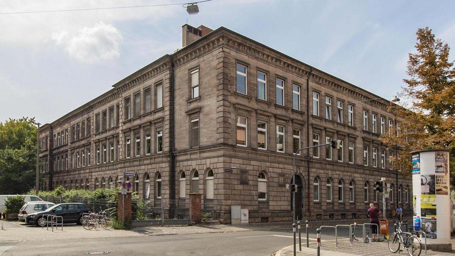 Die Grundschule St. Johannis, heute immer noch mit klassizistischer Würde.