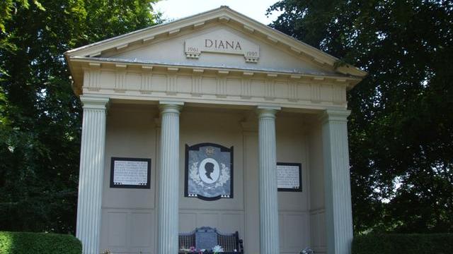 Die Trauerfeier am 6. September 1997 wurde von rund zwei Milliarden Menschen weltweit verfolgt. Auf der "Insel der Tränen" in Althorp, einem Landgut der Adelsfamilie Spencer, liegt Lady Diana begraben - die Ruhestätte ist allerdings nicht öffentlich zugänglich.