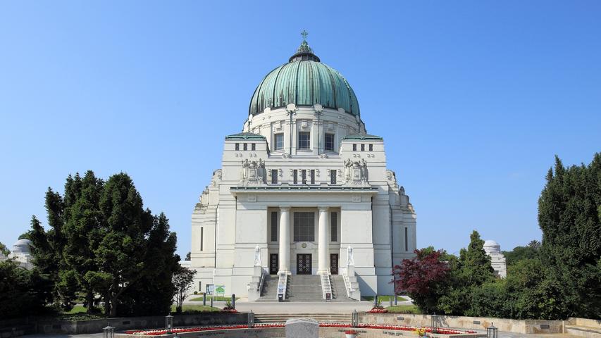 Prunkvoll und elegant kommt der Wiener Zentralfriedhof daher. Zahlreiche Ehrengräber befinden sich auf dem Gelände, unter anderem ist auch Pop-Ikone Falco hier begraben.