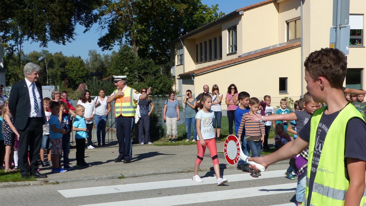 Am Zebrastreifen übten die frisch eingeschulten Erstklässler das Überqueren der Straße vor der Martini-Schule mit Schülerlotsen und Polizei.
