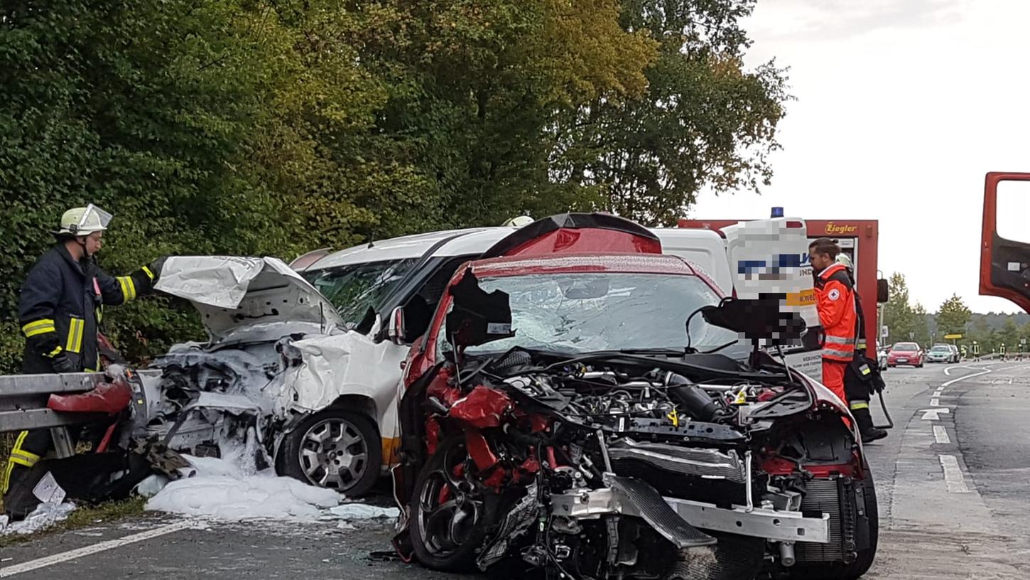 Vier Verletzte bei Kollision auf der B8: Am Donnerstagmorgen hat sich bei Bräuersdorf ein Verkehrsunfall ereignet. Vier Verletzte bei Kollision auf der B8: Am Donnerstagmorgen hat sich bei Bräuersdorf ein Verkehrsunfall ereignet.
