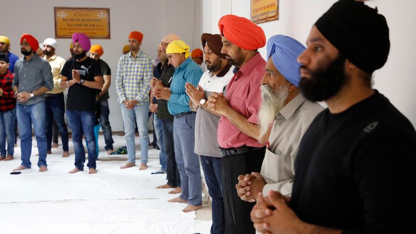Die Sikhs tragen bei ihrem Gottesdienst aus Respekt einen Turban oder ein Tuch als Kopfbedeckung.