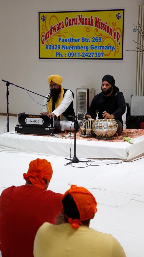 Zum Gottesdienst in der Gurdwara Guru Nanak Mission gehört auch Musik.