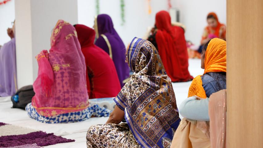 Die Frauen der Sikhs sind in bunte, traditionelle Tücher gehüllt, die meisten Männer tragen dagegen westliche Kleidung.