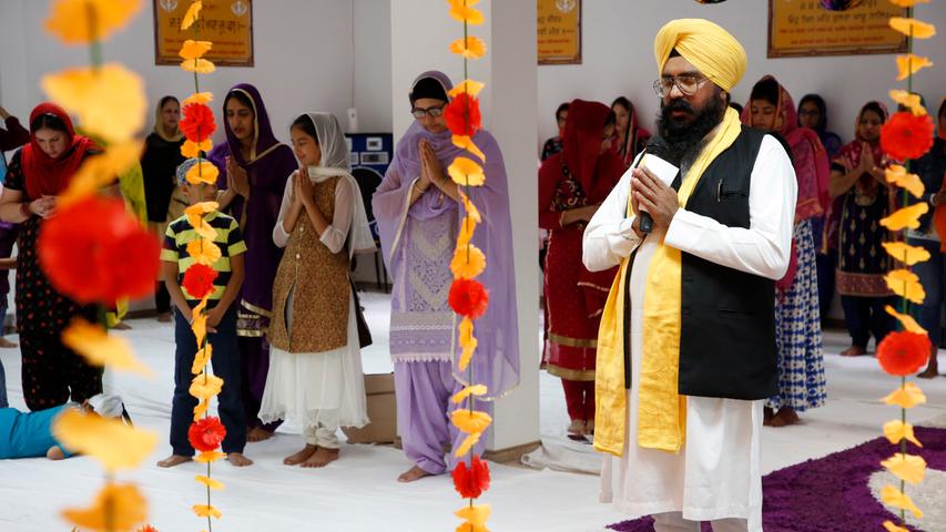Konzentriert und in sich versunken beten die Sikhs in ihrem Tempel an der Fürther Straße 269.