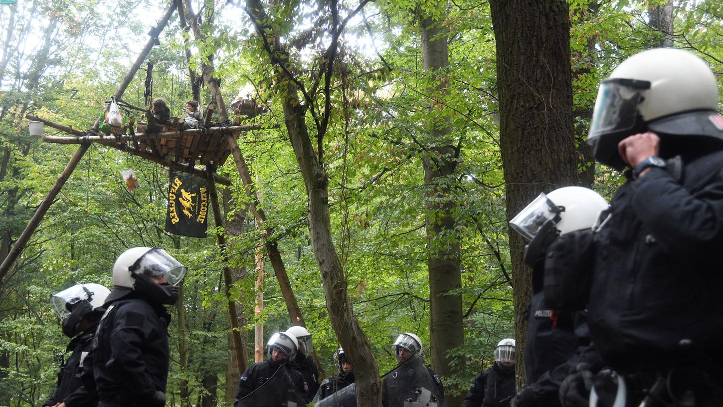 Seit etwa 7 Uhr am Montagmorgen ist die Polizei im Hambacher Forst wieder im Einsatz und setzt die Räumung der Baumhäuser fort.