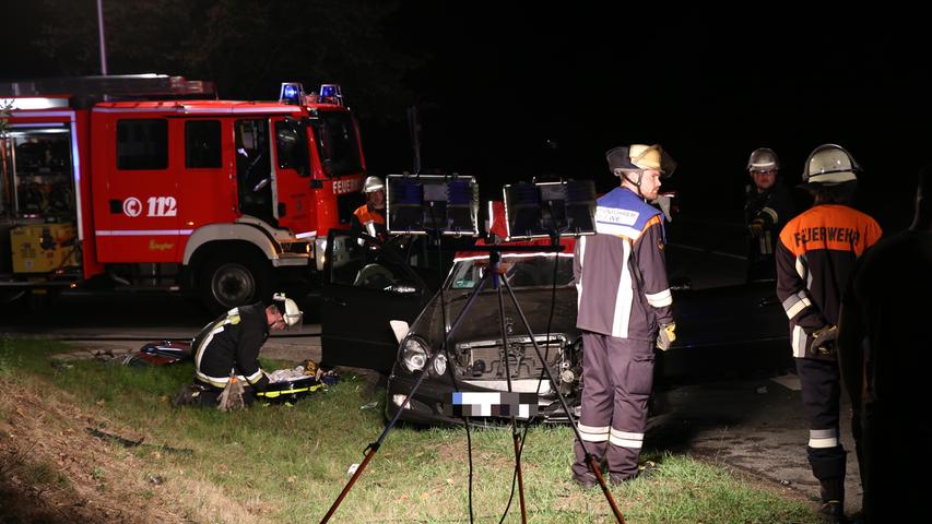 Unfall bei Wendelstein: Feuerwehr muss Verletzte aus Mercedes befreien
