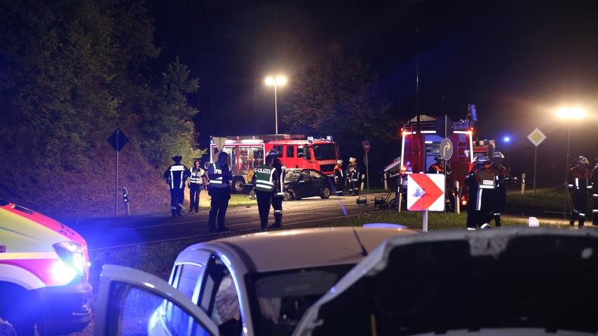 Unfall bei Wendelstein: Feuerwehr muss Verletzte aus Mercedes befreien