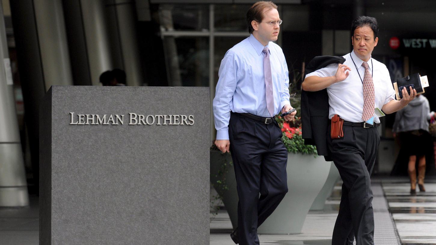 Vor zehn Jahren erlebte Lehman-Brothers einen tiefen Fall, der vor allem für etliche Mitarbeiter weitreichende Konsequenzen hatte. Tausende wurden nach der Entlassung obdachlos. Vor zehn Jahren erlebte Lehman-Brothers einen tiefen Fall, der vor allem für etliche Mitarbeiter weitreichende Konsequenzen hatte. Tausende wurden nach der Entlassung obdachlos.