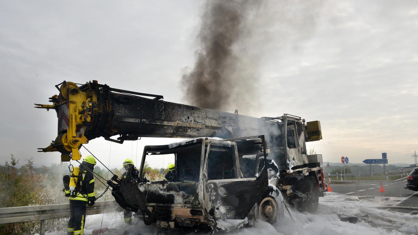 Brand bei Baiersdorf: Autokran bei A73 in Flammen Brand bei Baiersdorf: Autokran bei A73 in Flammen