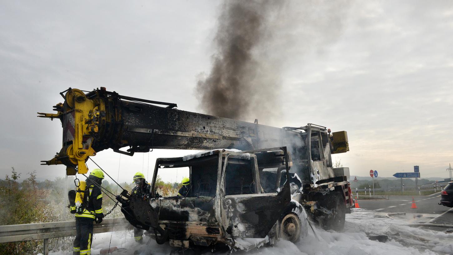 Brand bei Baiersdorf: Autokran bei A73 in Flammen