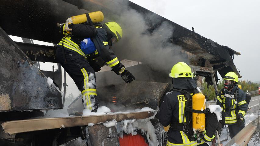 Dunkler Qualm über Baiersdorf: Autokran brennt auf A73-Ausfahrt