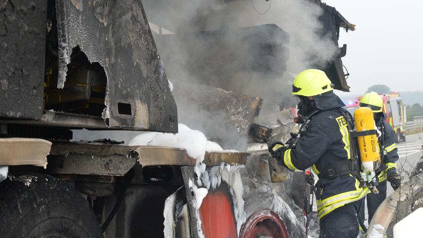 Dunkler Qualm über Baiersdorf: Autokran brennt auf A73-Ausfahrt