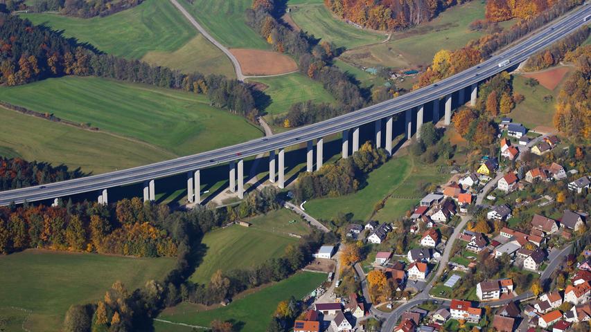 Ein gewaltiges Projekt bahnt sich an der A6 in Unterrieden bei Altdorf an. Die 43 Meter hohe und 627 Meter lange Talbrücke dort hat das Ende ihrer Lebenszeit erreicht. Sie wird bis 2024 durch einen Neubau ersetzt und abgerissen. Im kommenden Winter beginnen die nötigen Rodungen, im zweiten Quartal 2019 soll bereits mit dem 70 Millionen Euro teuren Bau begonnen werden.