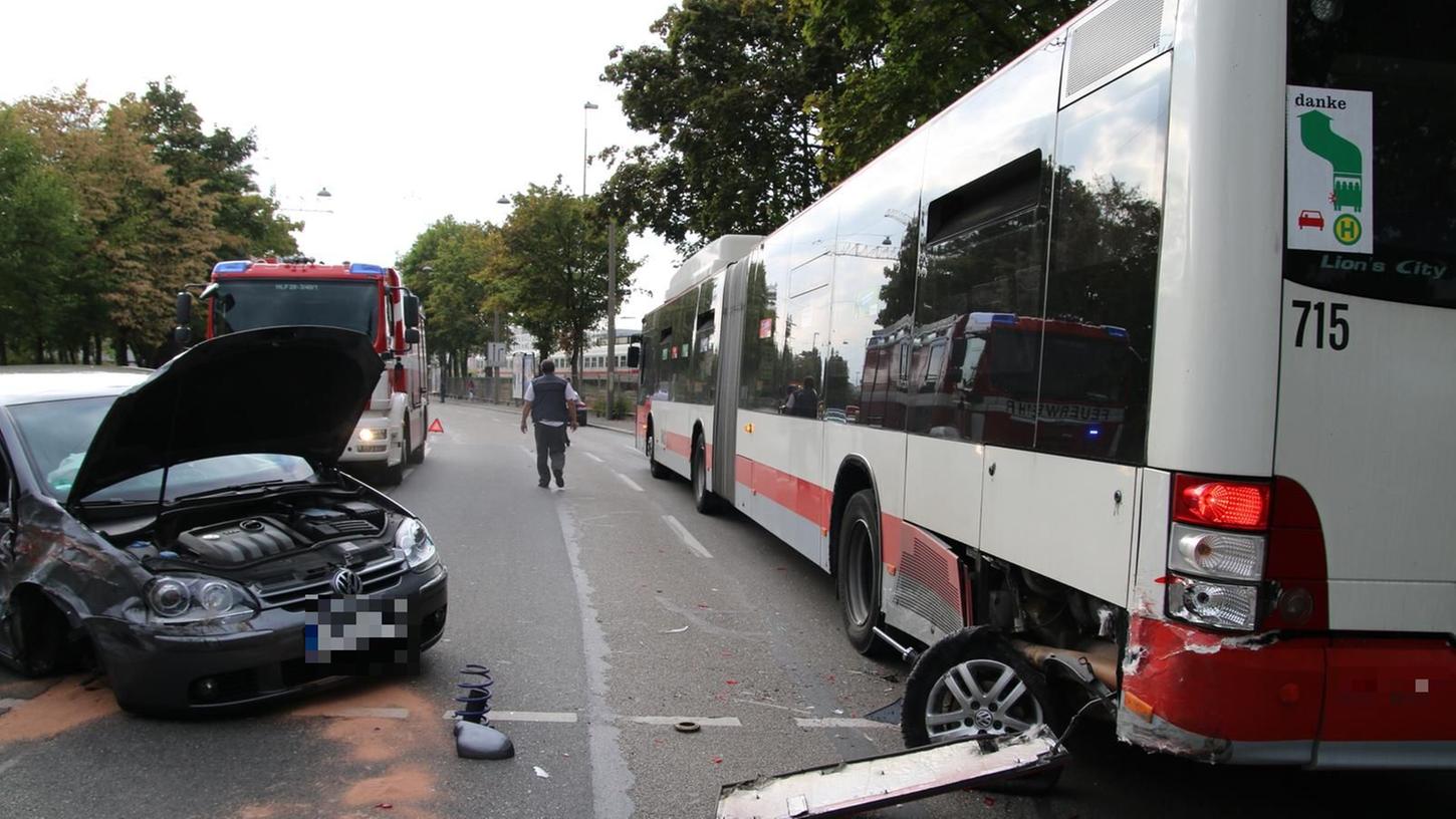 Bei einem Auffahrunfall mit einem Linienbus am Freitagnachmittag in der Regensburger Straße in Nürnberg wurden sechs Personen verletzt.