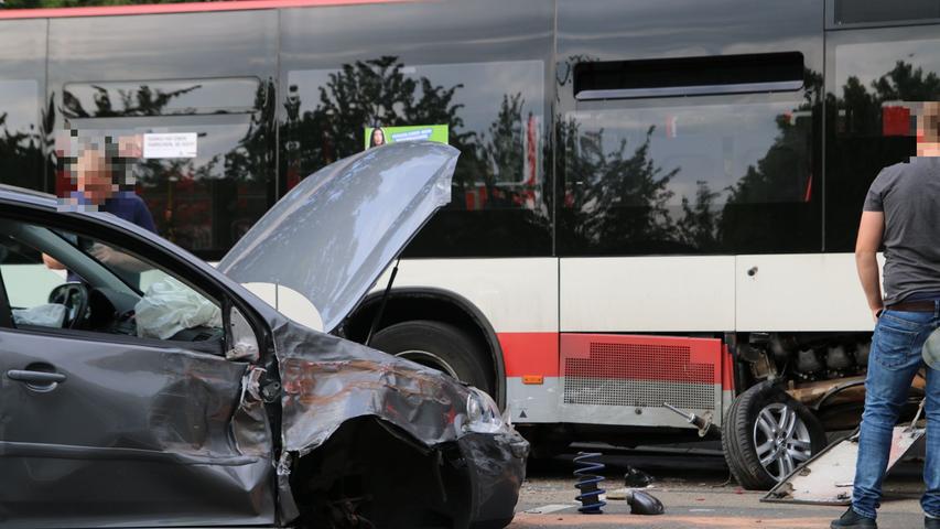 Nach Auffahrunfall mit Linienbus: Sechs Personen in Nürnberg verletzt