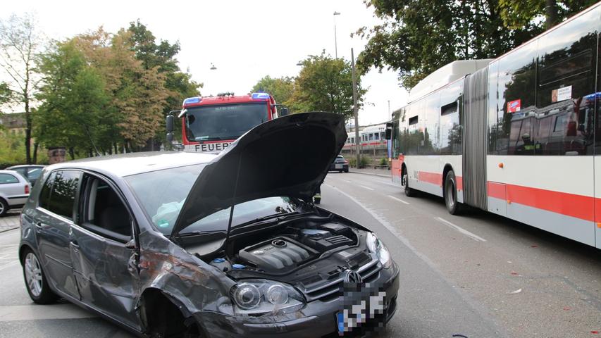 Nach Auffahrunfall mit Linienbus: Sechs Personen in Nürnberg verletzt