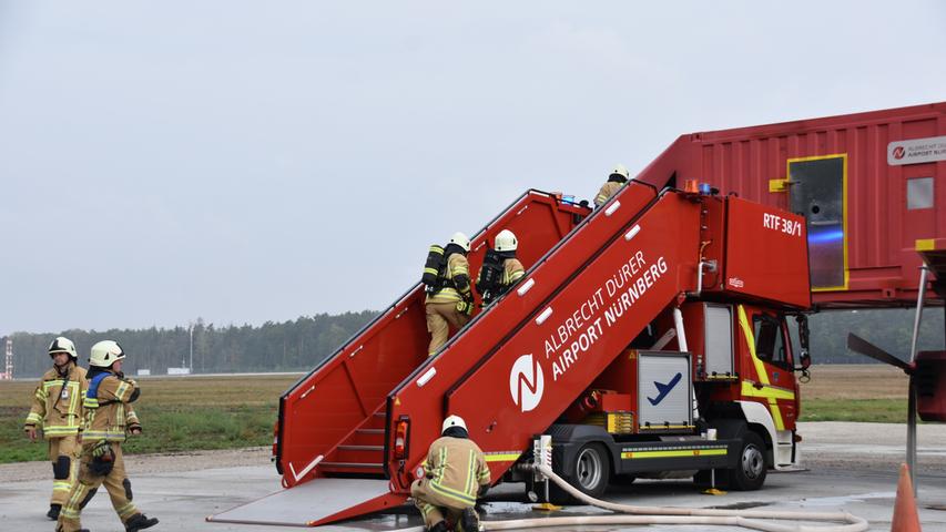 In voller Montur: Die Feuerwehrfrauen am Flughafen Nürnberg