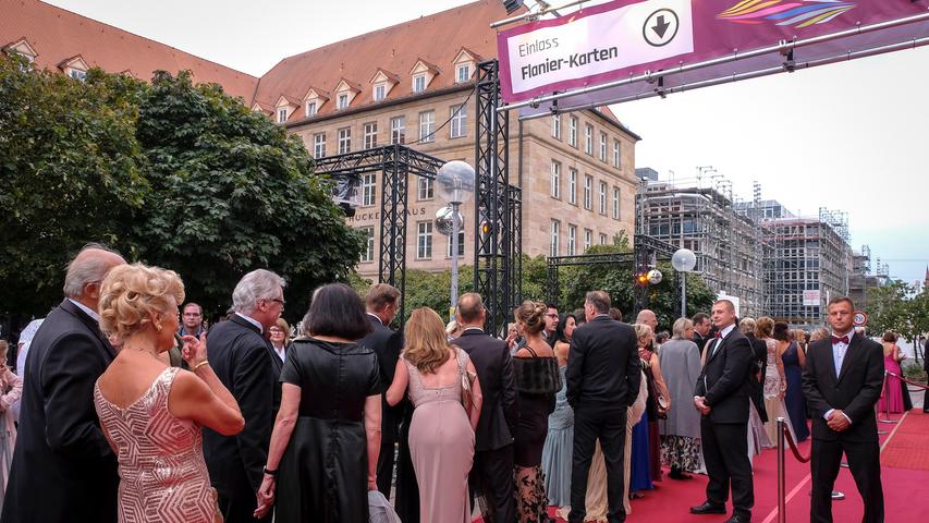 Viel Glamour auf dem Roten Teppich: Die Opernball-Promis 2018