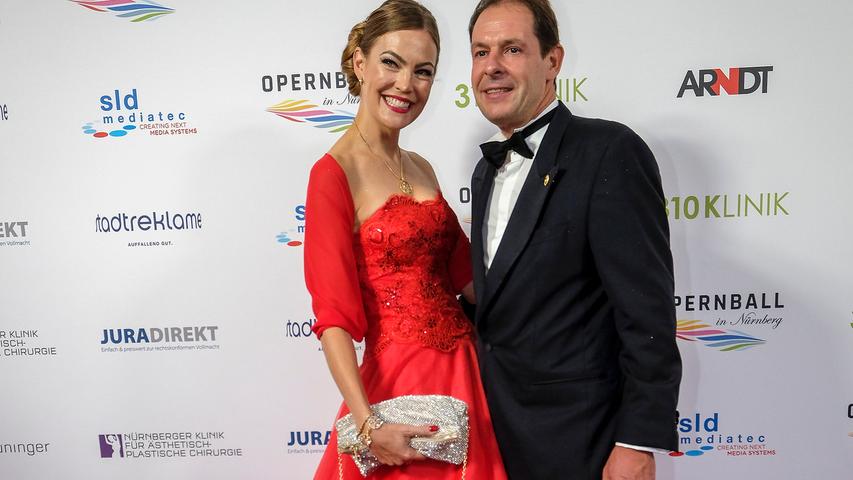 Viel Glamour auf dem Roten Teppich: Die Opernball-Promis 2018