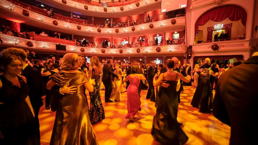 Stargast Max Mutzke und viele Tänzer: Die Highlights des Opernballs